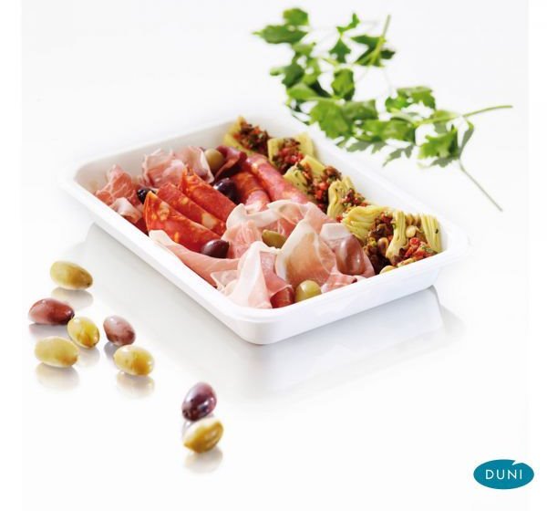 Eine Menüschale gefüllt mit Schinken, Salami und Oliven, aufeinem weißen Hintergrund