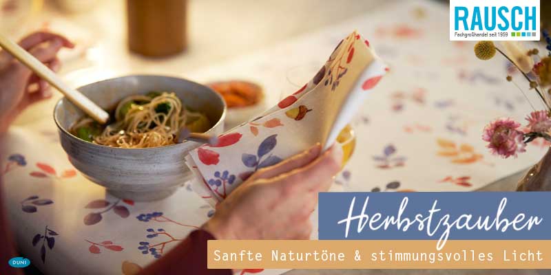 Stimmungsvolle Herbst-Tischdekoration für die Gastronomie: Duni Motivservietten und Tischläufer mit herbstlichem Blattmuster von RAUSCH.