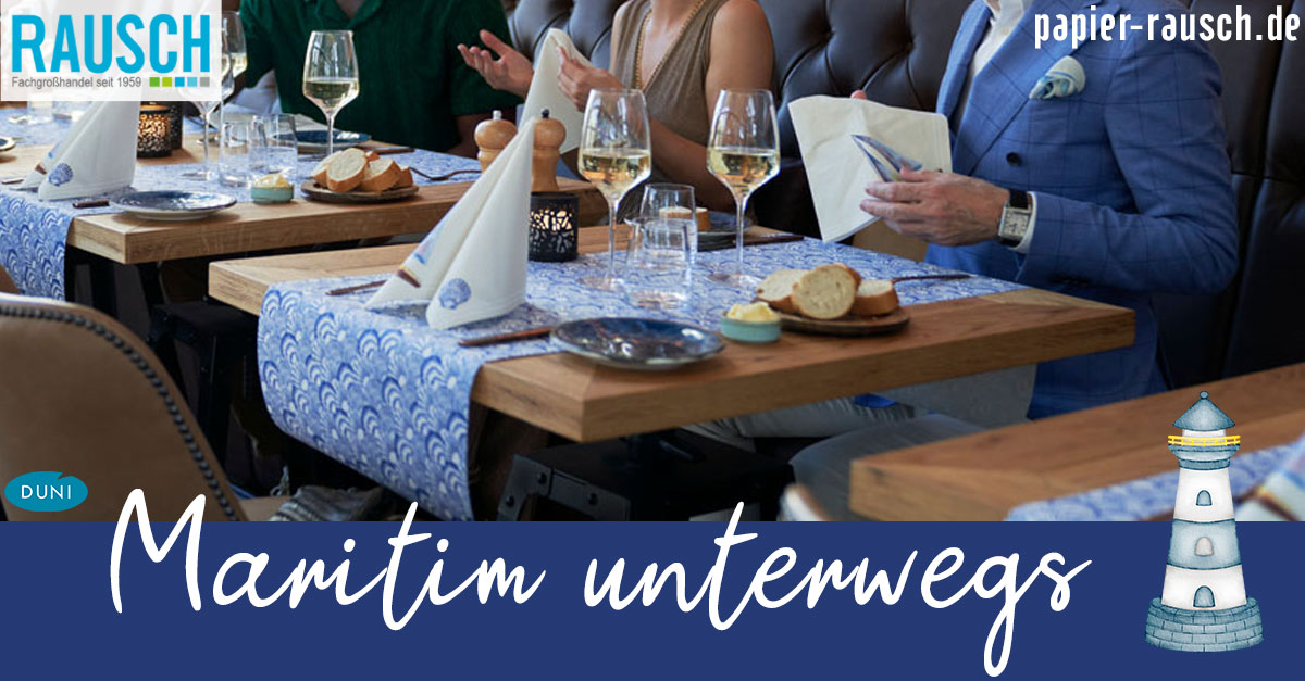 Maritime Tischdekoration für die gehobene Gastronomie: Blau-weiße Tischläufer und Servietten von Duni für Fischrestaurants und Küsten-Hotels – RAUSCH Fachgroßhandel.