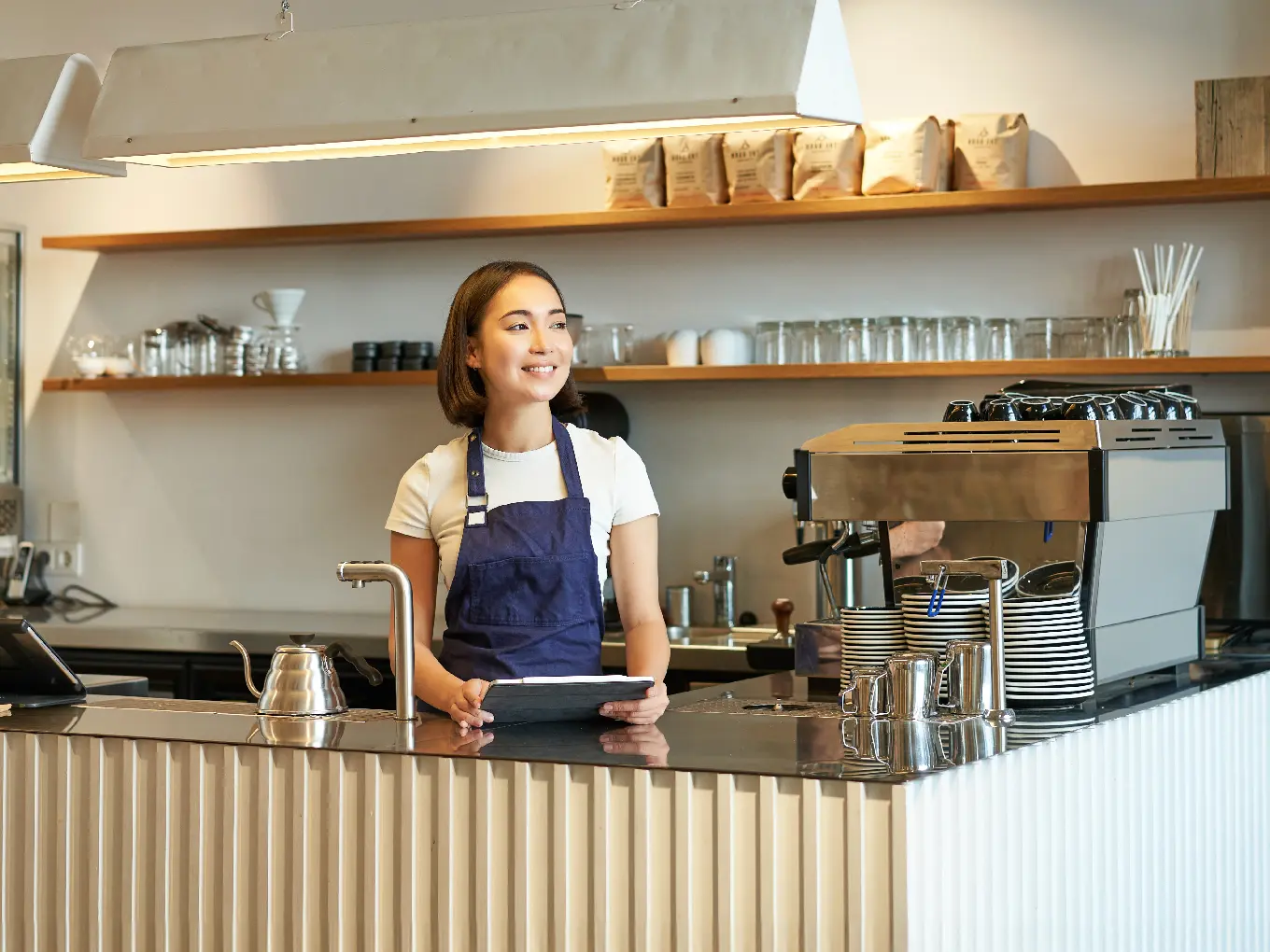 frau an verkaufstheke eines coffeeshops