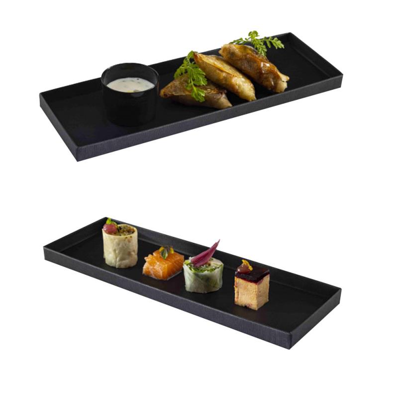 Tablett für Catering mit Essen auf weißem Hintergrund