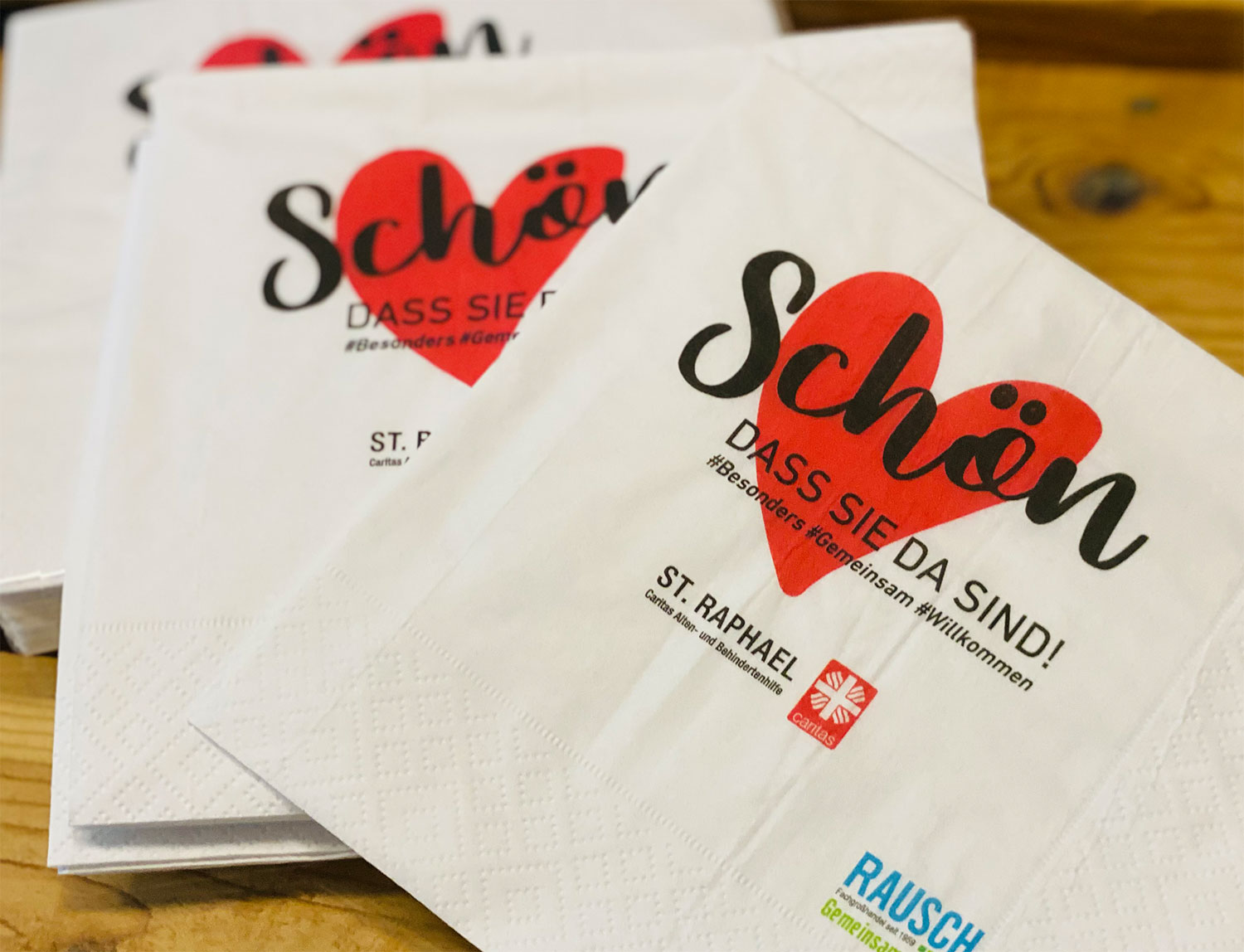 Ein Stapel Schön dass Sie da sind Servietten, mit Caritas und Papier Rausch Logo