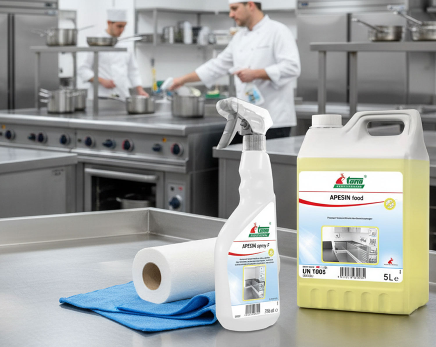 Auswahl an professionellen Küchenreinigern mit Sprühflaschen und Kanistern, platziert neben Edelstahlflächen und Spülbecken im hygienischen Profi-Küchenambiente