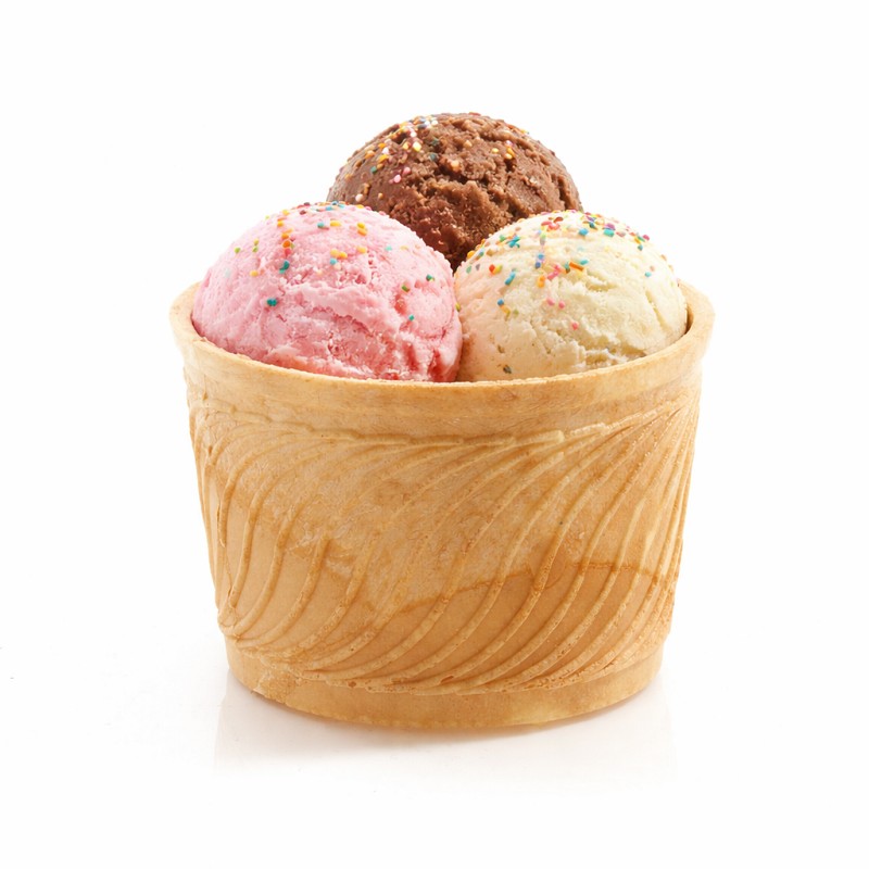 Becher aus Waffel mit 3 Eiskugeln als Dekoration