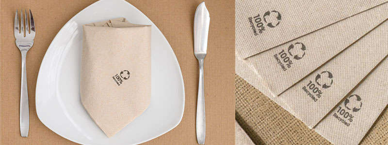 Umweltfreundliche Servietten aus Recyclingmaterial in natürlichen Beige- und Brauntönen, passend für nachhaltige Tischdekoration