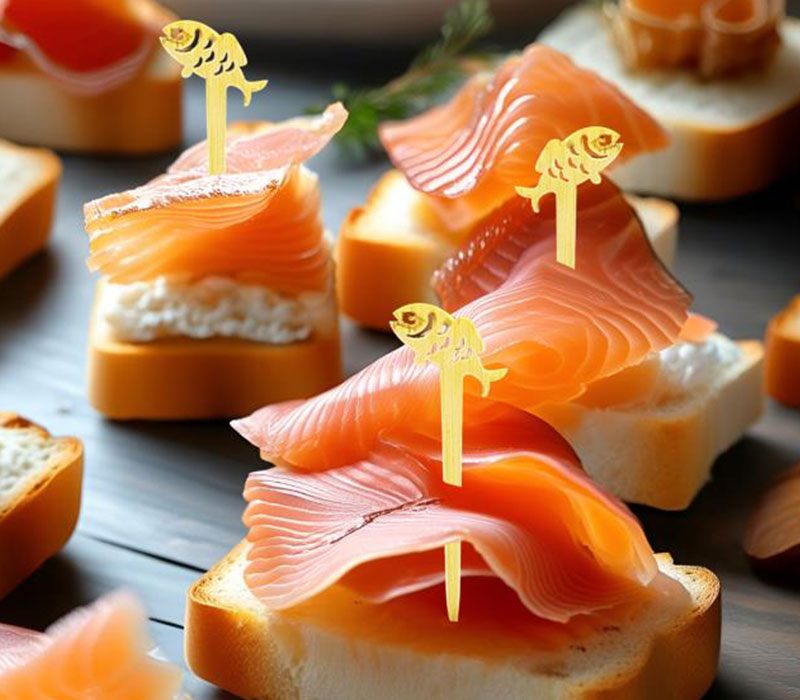 Holzspieße auf Tapas Teller