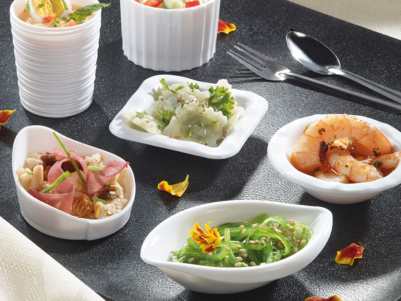 Keramik-Schälchen in verschiedenen größen und Formen auf einem Tisch