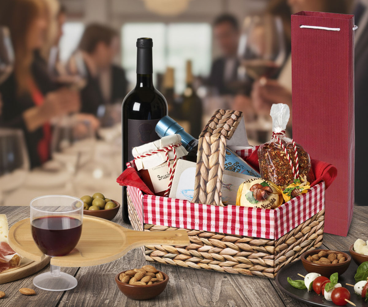 Nachhaltige Weinfest-Ausstattung mit PLA-Gläsern, kleinen Kartonkörbchen für Snacks und robusten Flaschentaschen für Weinflaschen