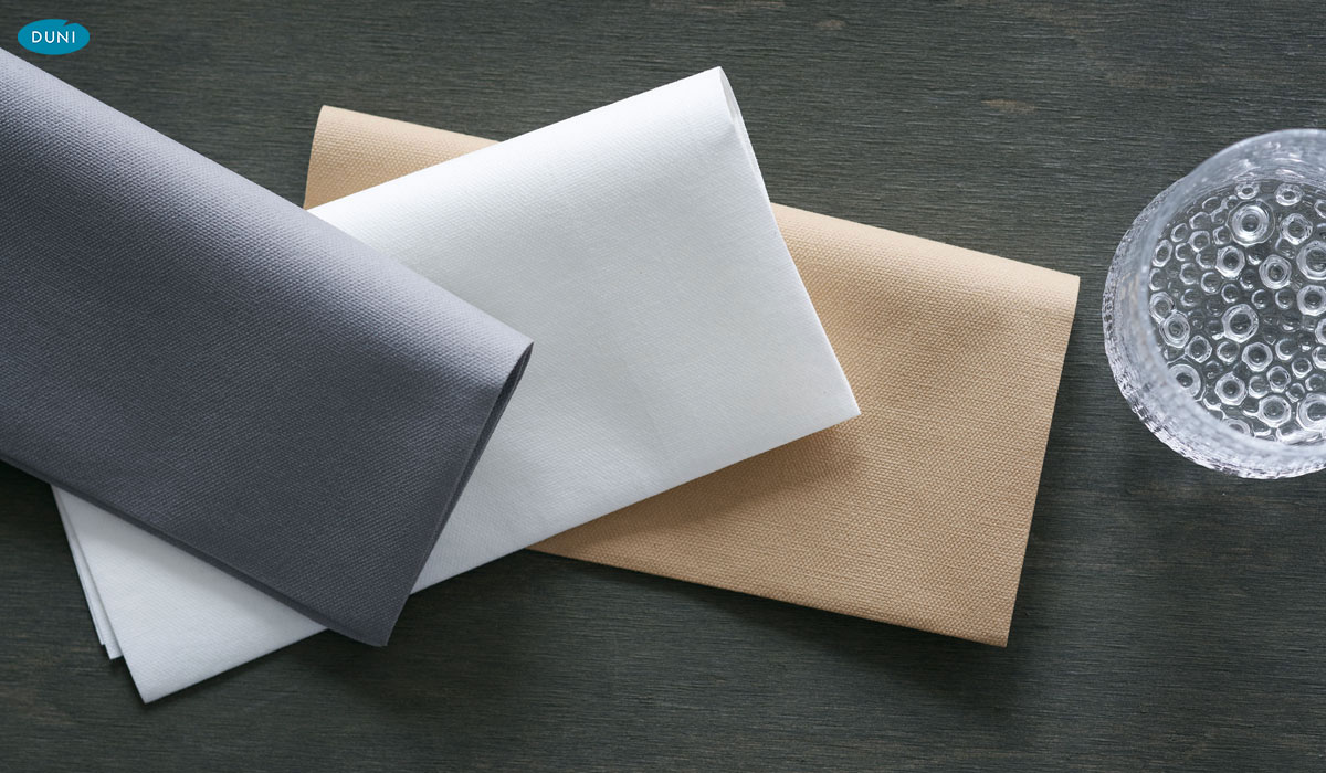Hochwertige Duni-Servietten in naturfarbenen Beige- und Braunnuancen, stoffähnliche Optik für stilvolle, nachhaltige Tischdekoration