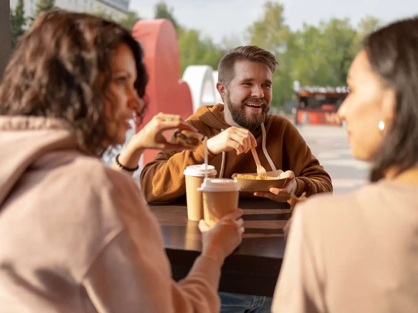 froeliche Menschen am essen in der natur