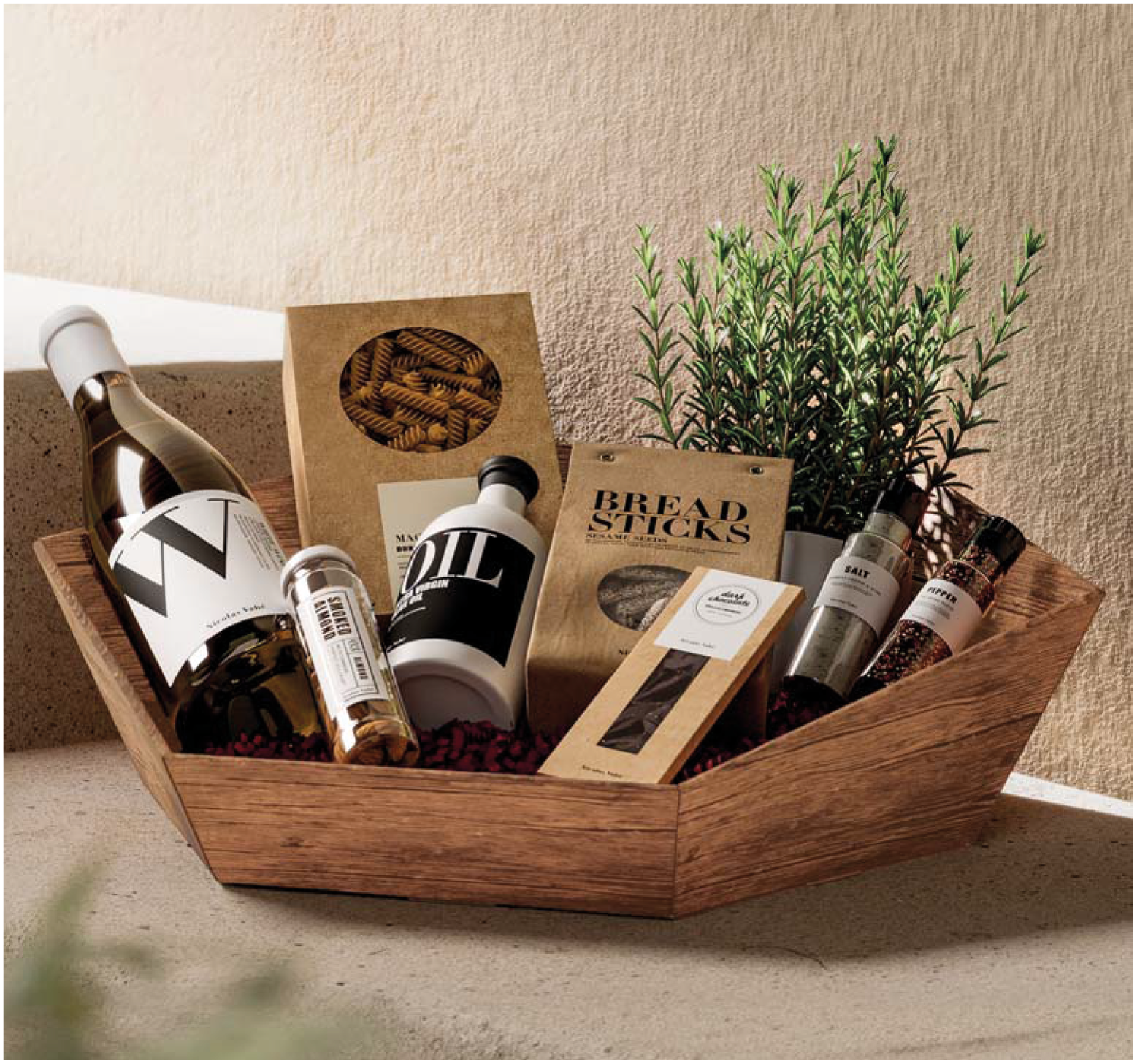 Ein Präsentkorb aus Holz mit verschiedenen Geschenken