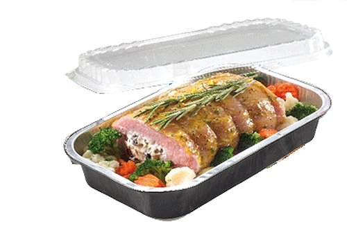 Eine Aluform gefüllt mit Essen und geöffnetem Deckel, auf weißem Grund