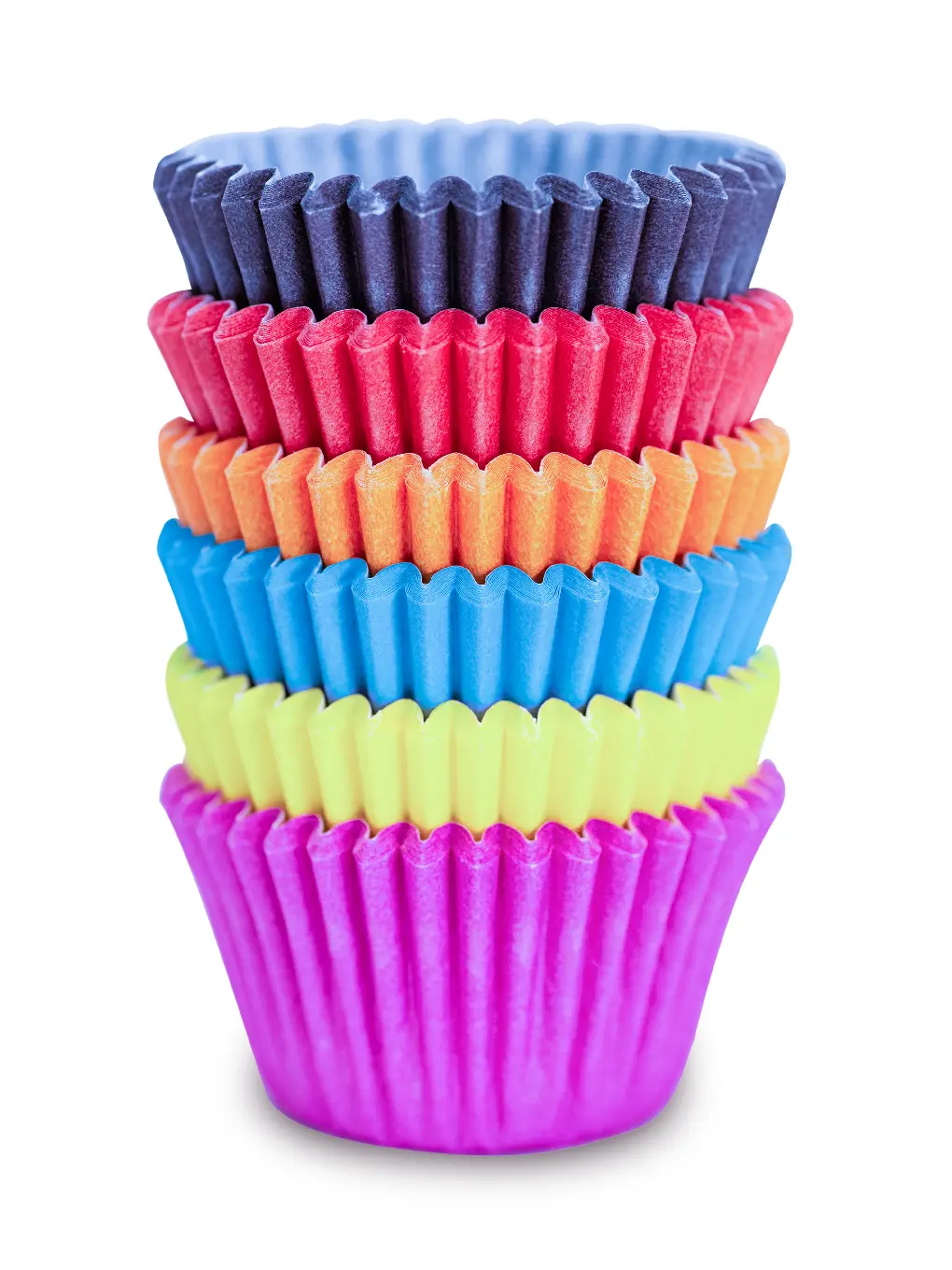 Bunte Muffinförmchen, die ineinander gesteckt wurden, auf weißen Grund