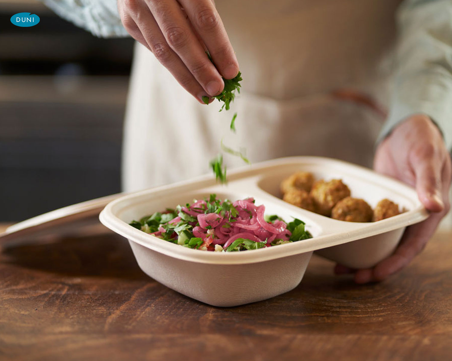 Helle To-go-Schalen aus Bagasse mit Deckeln, umweltfreundlich präsentiert im modernen Take-away-Ambiente, ideal für warme und kalte Speisen