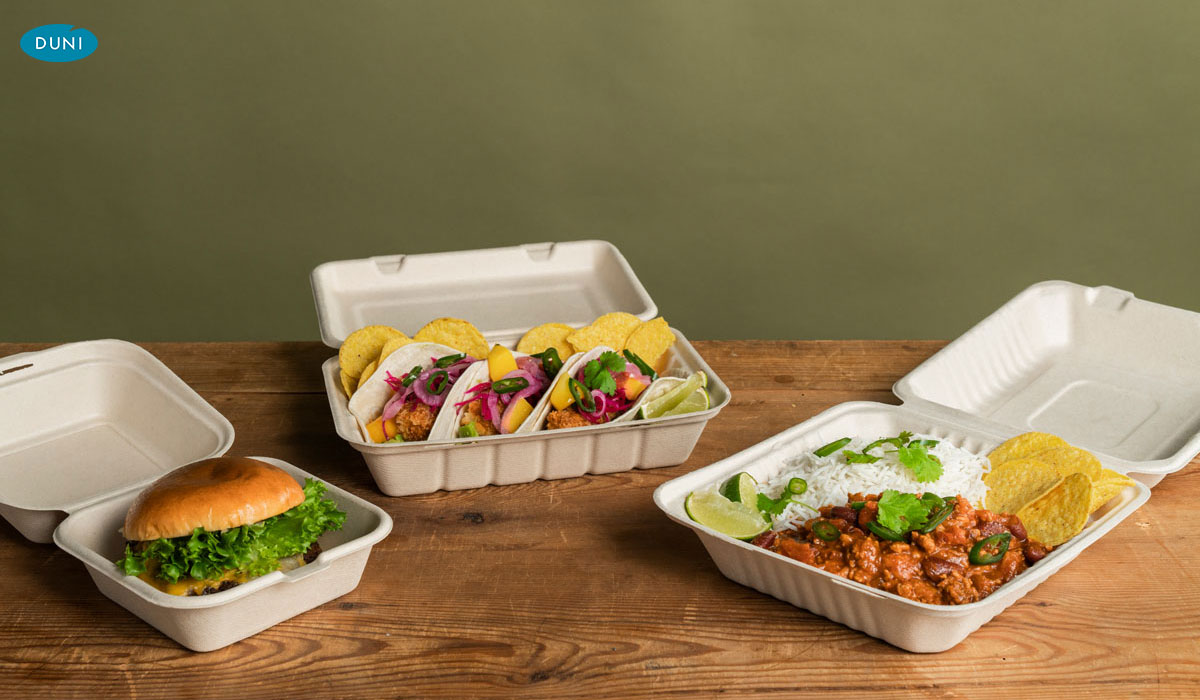Helle To-go-Schalen aus Bagasse mit Deckeln, umweltfreundlich präsentiert im modernen Take-away-Ambiente, ideal für warme und kalte Speisen