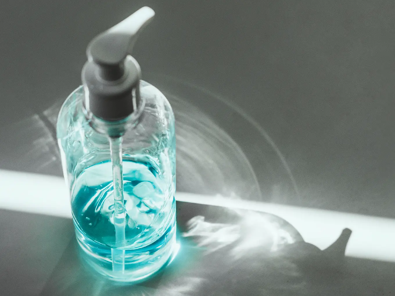 Ein Desinfektionsmittelspender auf den Licht scheint