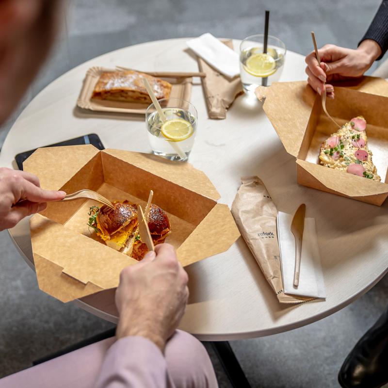 Besteck Natur auf einem Tisch mit Essen