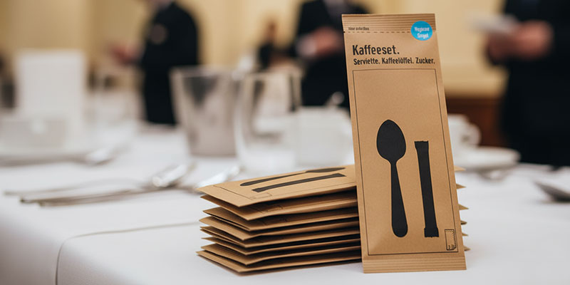 Einzelne Bestecksets hygienisch versiegelt, bereit für Imbiss- und Catering-Einsatz